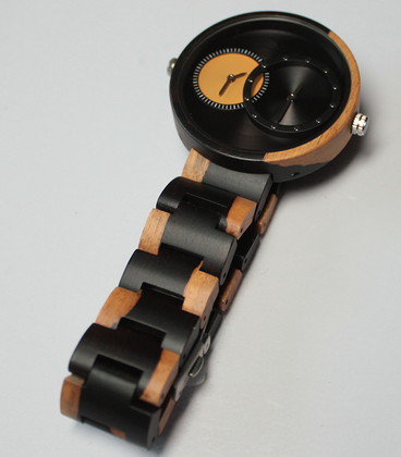 zwart-wit houten horloge