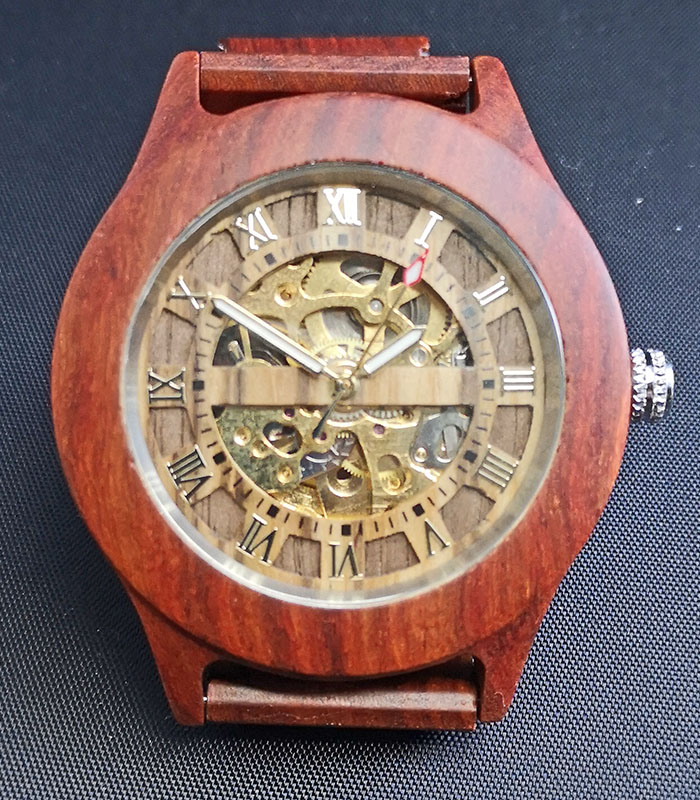 houten-horloge-met-mechanisch-uurwerk-watchwood
