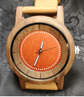 noten-houten horloge met rode wijzerplaat