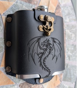 metalen flask in lederen hoes