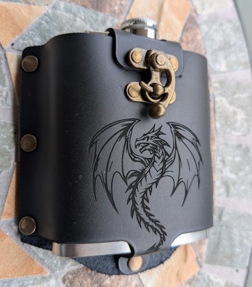 metalen flask in lederen hoes