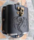 metalen flask in lederen hoes