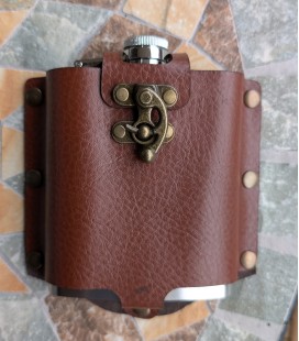 metalen flask in lederen hoes
