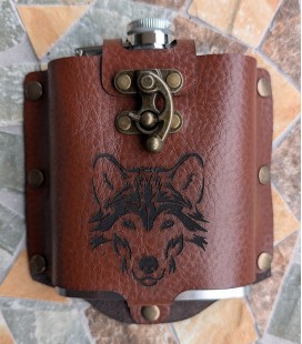 metalen flask in lederen hoes