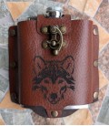 metalen flask in lederen hoes