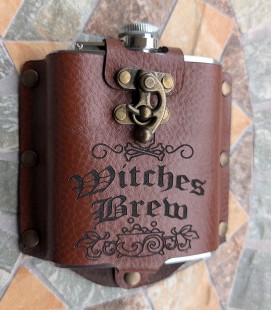metalen flask in lederen hoes