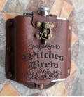 metalen flask in lederen hoes