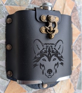metalen flask in lederen hoes