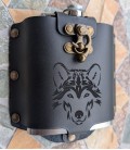 metalen flask in lederen hoes