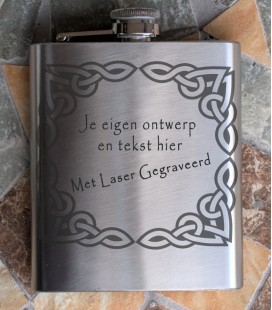 metalen flask in lederen hoes