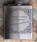 metalen flask in lederen hoes